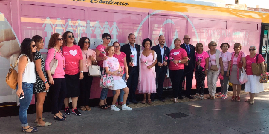 La 'Guagua Rosa' tiñe de esperanza las calles de Las Palmas de Gran Canaria