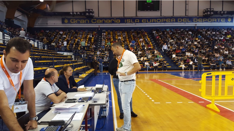 Más de 1.700 aspirantes a controladores llenan el Centro Insular de Deportes
