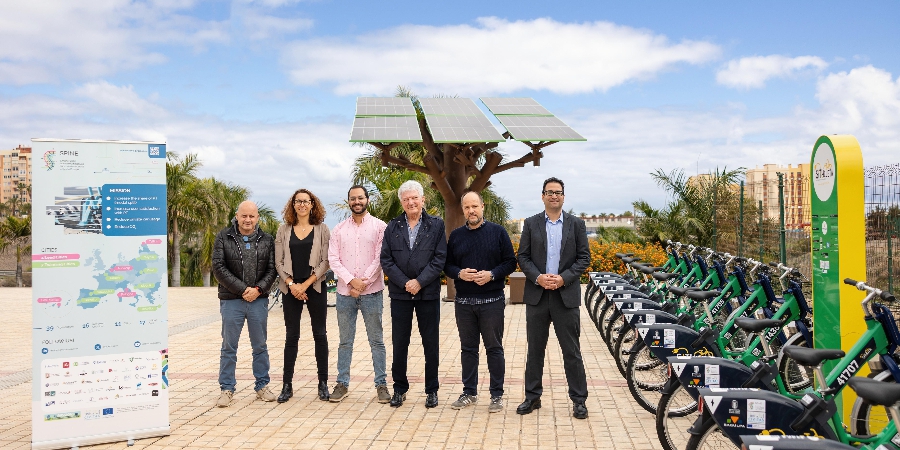 Sagulpa instala un árbol solar que suministrará energía verde a la estación de Sítycletas eléctricas en La Ballena