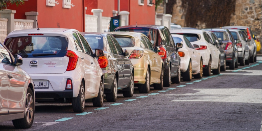 La demanda vecinal promueve la creación de nuevas zonas verdes de estacionamiento en La Minilla y San Cristóbal