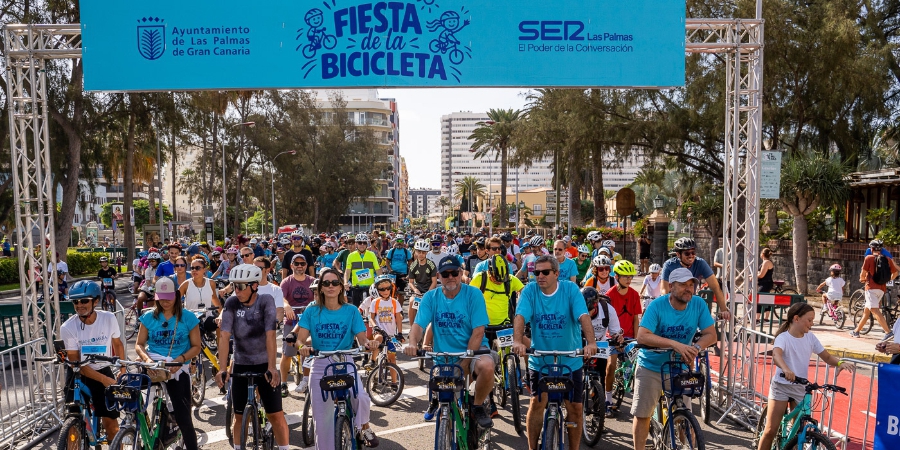 Miles de personas pedalean por una movilidad más sostenible en la Fiesta de la Bici de Las Palmas de Gran Canaria  
