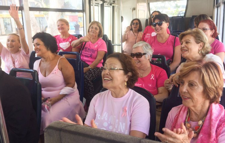 La 'Guagua Rosa': de la pasarela al asfalto