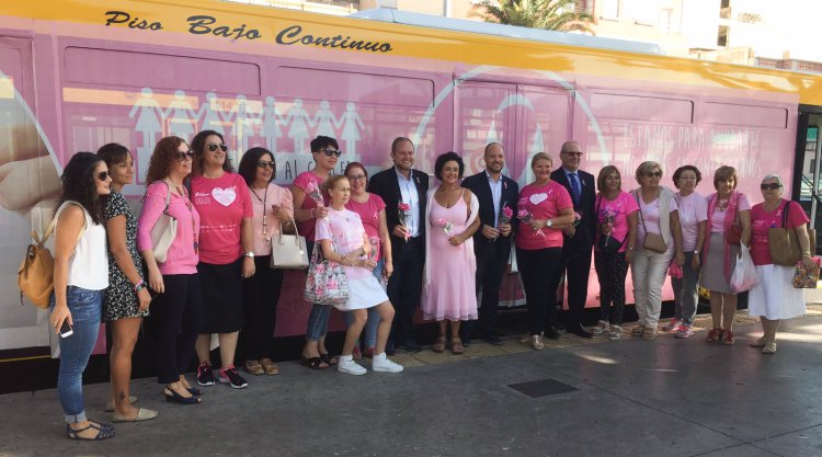La 'Guagua Rosa': de la pasarela al asfalto