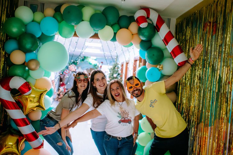 Papá Noel vuelve a llenar de ilusión el Materno Infantil gracias a Pequeño Valiente y SAGULPA