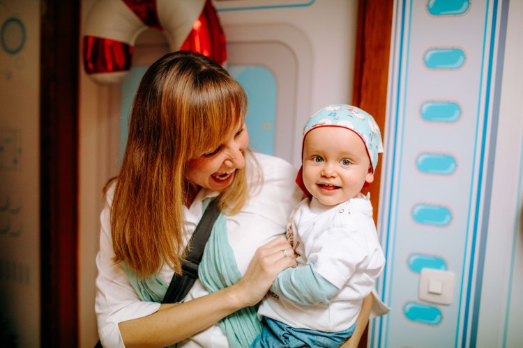 Papá Noel vuelve a llenar de ilusión el Materno Infantil gracias a Pequeño Valiente y SAGULPA