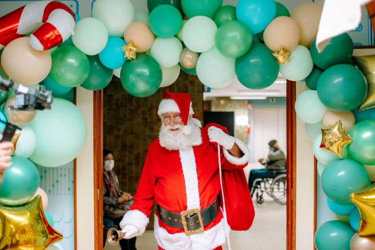 Papá Noel vuelve a llenar de ilusión el Materno Infantil gracias a Pequeño Valiente y SAGULPA