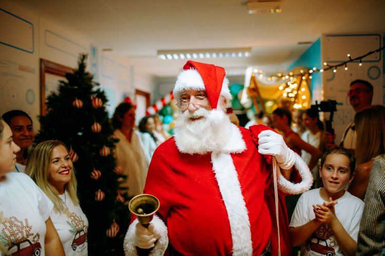 Papá Noel vuelve a llenar de ilusión el Materno Infantil gracias a Pequeño Valiente y SAGULPA