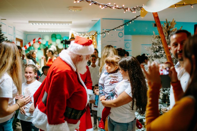 Papá Noel vuelve a llenar de ilusión el Materno Infantil gracias a Pequeño Valiente y SAGULPA