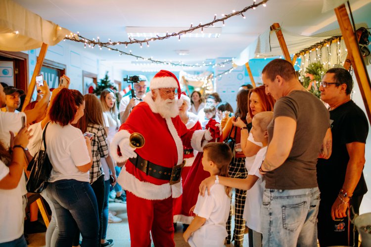 Papá Noel vuelve a llenar de ilusión el Materno Infantil gracias a Pequeño Valiente y SAGULPA