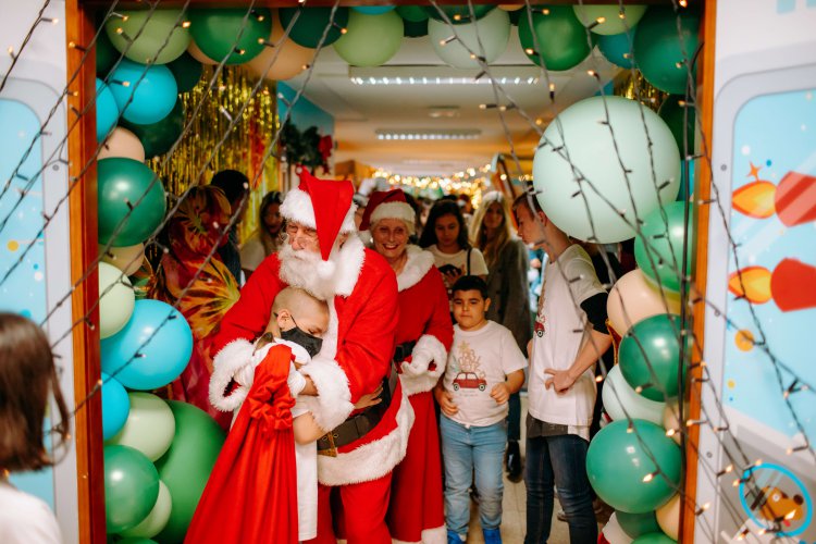 Papá Noel vuelve a llenar de ilusión el Materno Infantil gracias a Pequeño Valiente y SAGULPA