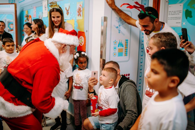 Papá Noel vuelve a llenar de ilusión el Materno Infantil gracias a Pequeño Valiente y SAGULPA