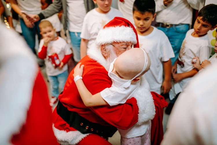 Papá Noel vuelve a llenar de ilusión el Materno Infantil gracias a Pequeño Valiente y SAGULPA