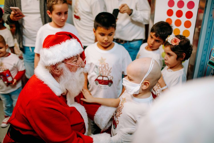 Papá Noel vuelve a llenar de ilusión el Materno Infantil gracias a Pequeño Valiente y SAGULPA