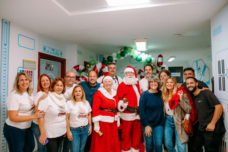 Papá Noel vuelve a llenar de ilusión el Materno Infantil gracias a Pequeño Valiente y SAGULPA