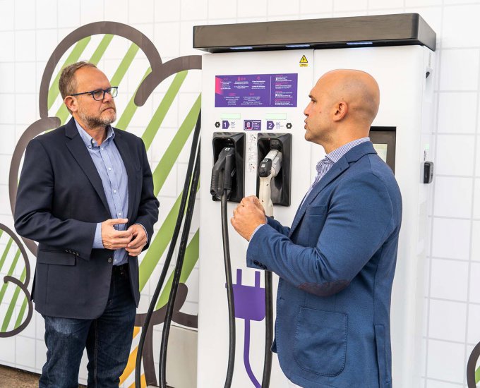Nuevo cargador rápido para vehículos eléctricos en el Intermodal El Rincón
