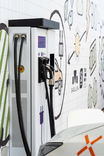 Nuevo cargador rápido para vehículos eléctricos en el Intermodal El Rincón