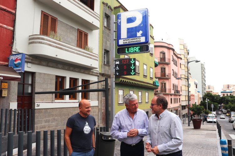 San Bernardo activa el sistema de guiado de plazas inteligente 