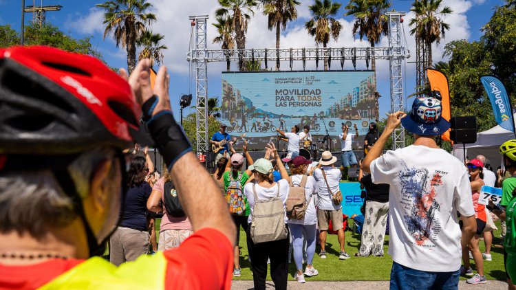 Miles de personas pedalean por una movilidad más sostenible en la Fiesta de la Bici de Las Palmas de Gran Canaria  